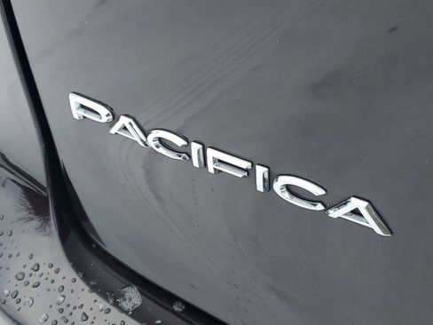 Used 2018 Chrysler Pacifica Touring-L image 6