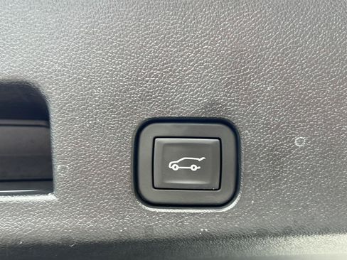 Used 2025 Chevrolet Traverse RS AWD/4WD image 36