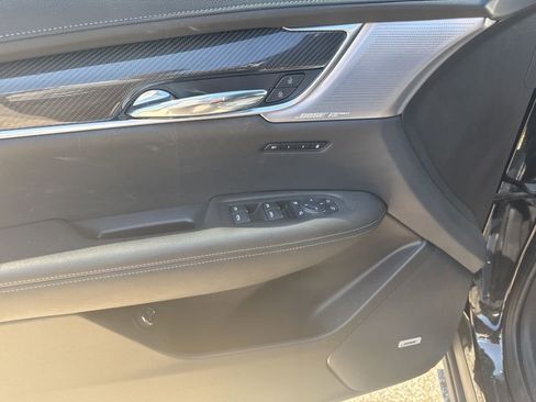 Used 2024 Cadillac XT6 Sport w/ Technology Package AWD/4WD image 9