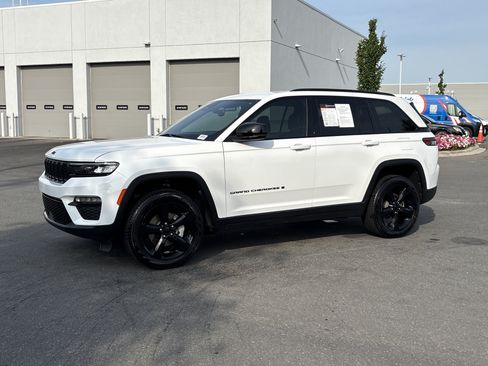 Certified 2024 Jeep Grand Cherokee Limited w/ Black Appearance Package AWD/4WD image 5
