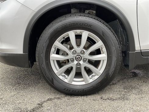 Certified 2018 Nissan Rogue SV image 10