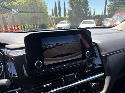 Used 2025 Nissan Pathfinder SV FWD image 25