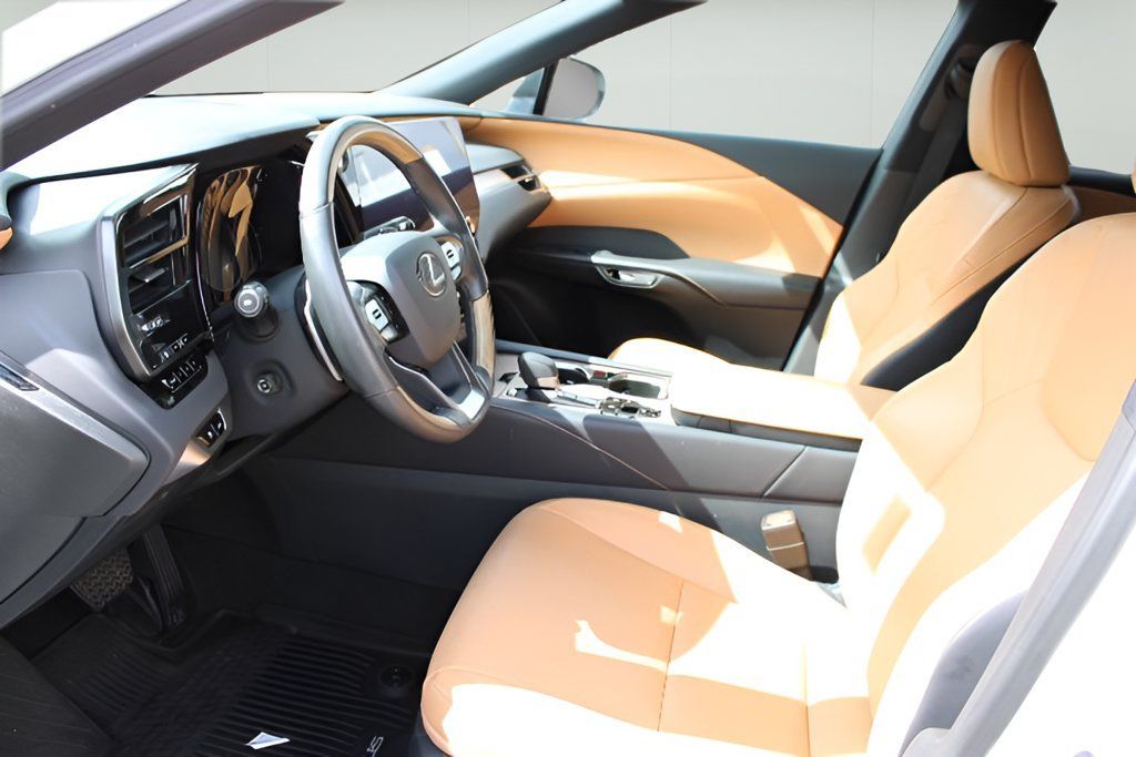 Used 2023 Lexus RX 350 Premium w/ Accessory Package AWD/4WD image 9