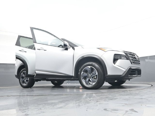 Used 2025 Nissan Rogue SV FWD image 42
