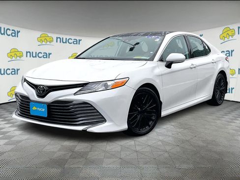 Used 2020 Toyota Camry XLE image 3