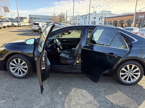 Used 2017 Toyota Camry XLE image 16