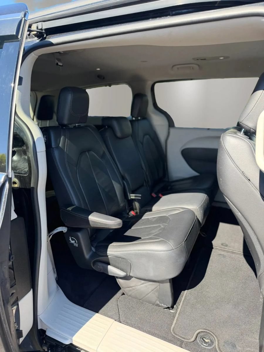 Used 2017 Chrysler Pacifica Touring-L w/ Tire & Wheel Group FWD image 13