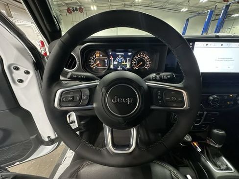 Used 2025 Jeep Wrangler Unlimited Sahara AWD/4WD image 15