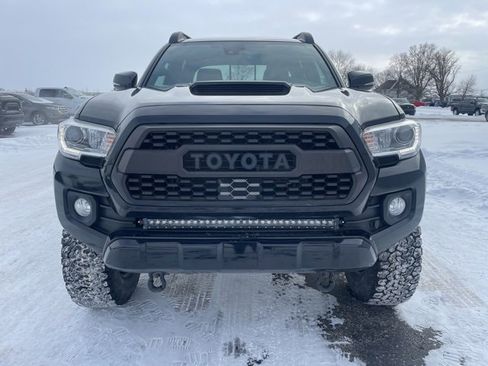 Used 2020 Toyota Tacoma TRD Sport image 2