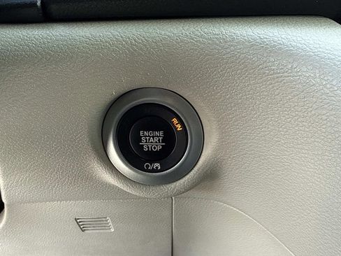 Used 2023 Chrysler Pacifica Touring-L image 31