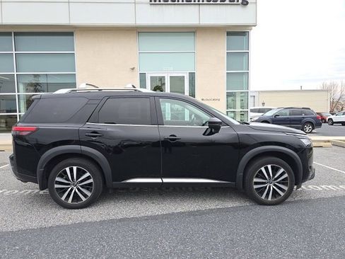 Used 2023 Nissan Pathfinder Platinum w/ Cargo Package image 8