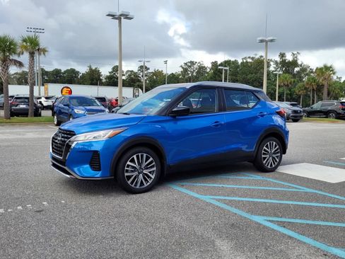 Used 2023 Nissan Kicks SV image 2