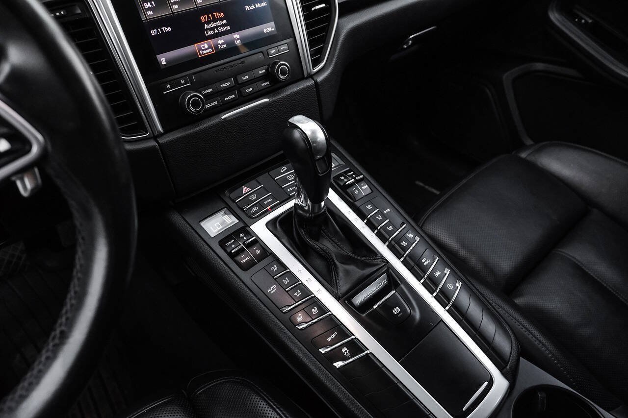 Used 2018 Porsche Macan w/ Premium Package Plus AWD/4WD image 27