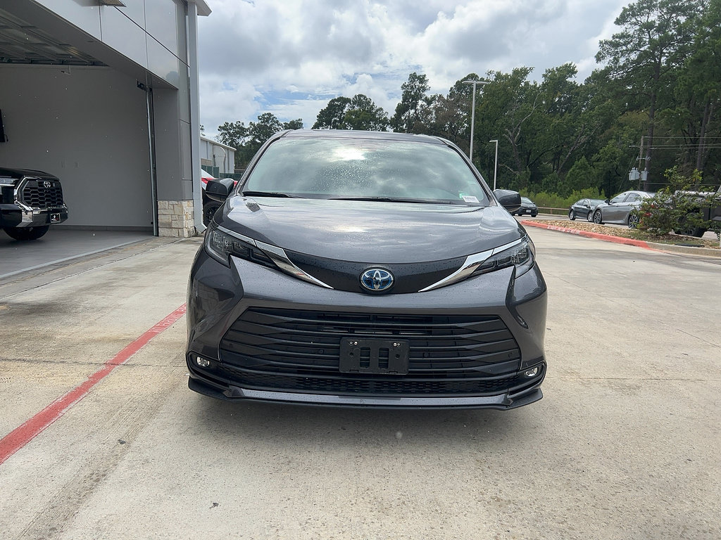 Used 2025 Toyota Sienna XLE FWD image 7