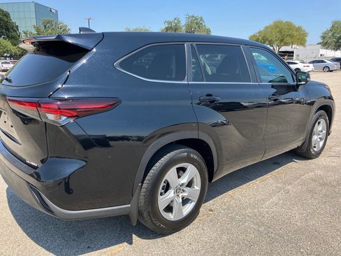 Used 2024 Toyota Highlander LE AWD/4WD image 4