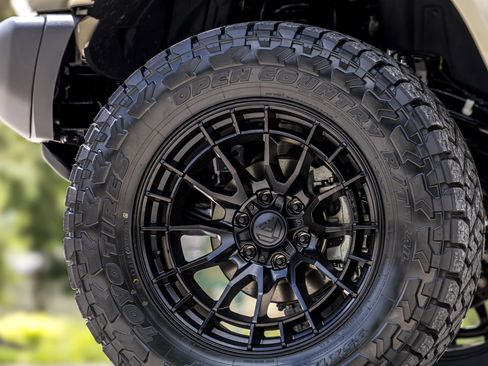 New 2025 Ford Bronco Badlands image 15