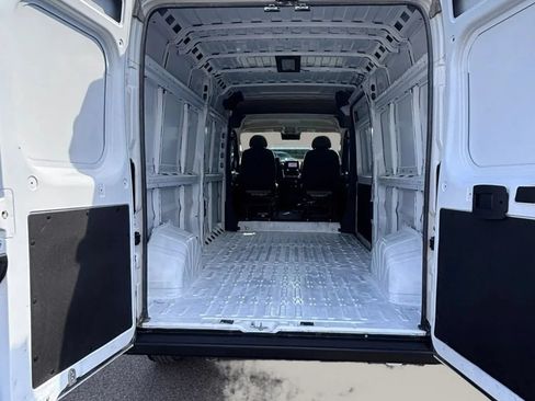 Used 2024 RAM ProMaster 2500 w/ Convenience Group FWD image 8