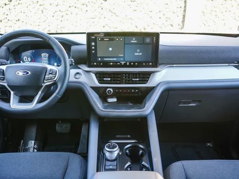 Used 2025 Ford Explorer Active RWD image 12