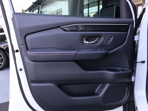 Used 2025 Honda Pilot Black Edition image 13