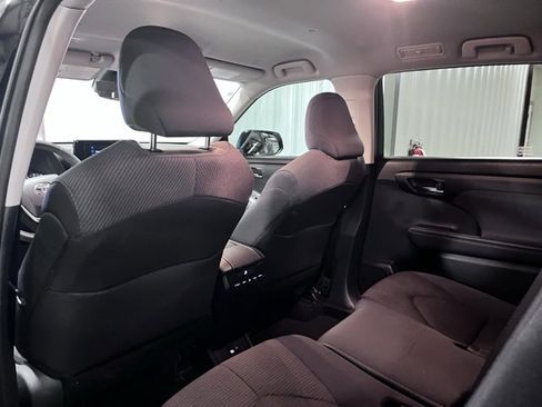 Used 2024 Toyota Highlander LE image 10