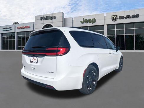 New 2026 Chrysler Pacifica Limited image 4