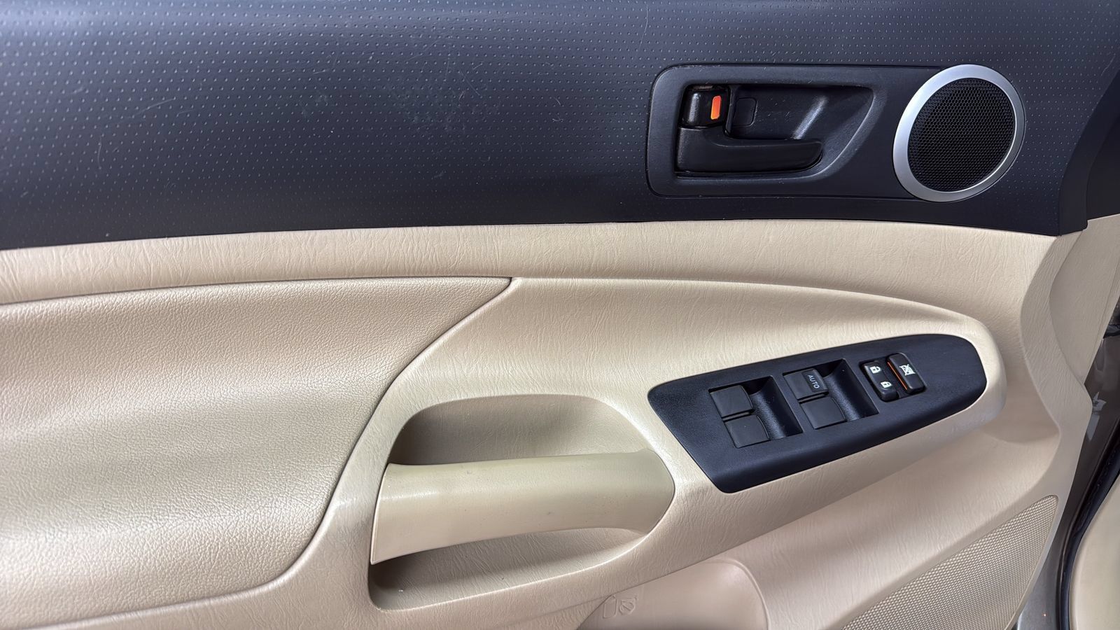 Used 2012 Toyota Tacoma PreRunner w/ SR5 Pkg RWD image 9
