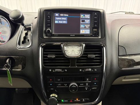 Used 2016 Chrysler Town & Country Touring FWD image 29