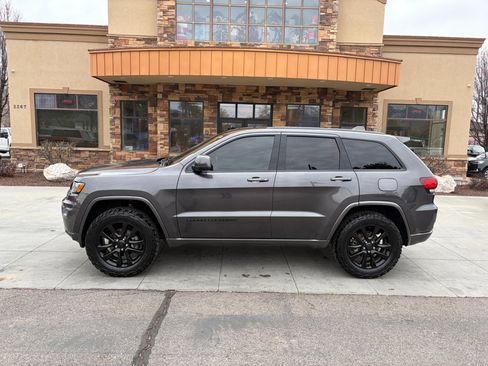 Used 2017 Jeep Grand Cherokee Altitude image 2