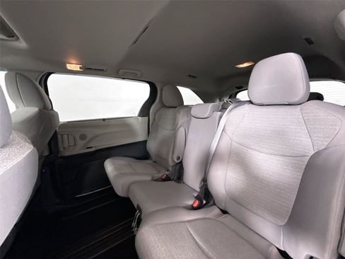 Used 2021 Toyota Sienna LE w/ LE Plus Package image 30