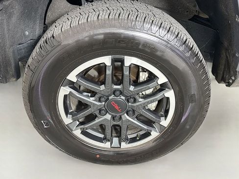 Used 2025 Toyota Tacoma TRD Sport AWD/4WD image 28