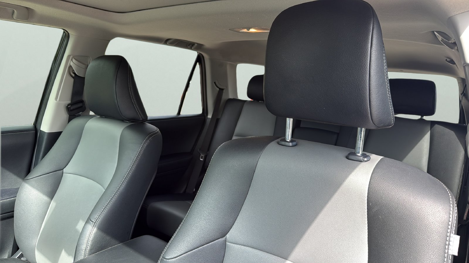 Used 2021 Toyota 4Runner SR5 Premium w/ Moonroof Package RWD image 4