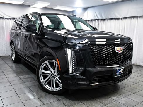 Used 2025 Cadillac Escalade ESV Sport Platinum AWD/4WD image 3
