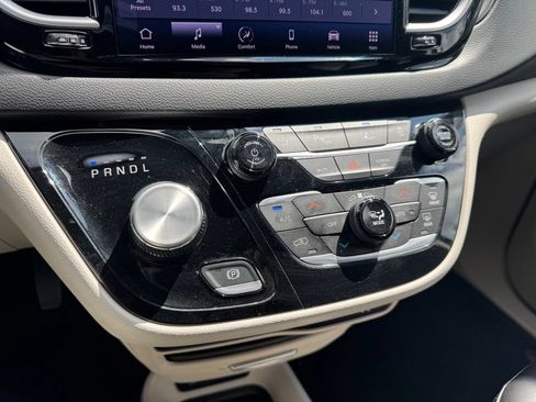Used 2023 Chrysler Pacifica Touring-L FWD image 12