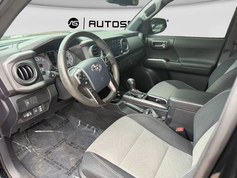 Used 2020 Toyota Tacoma TRD Off-Road w/ Technology Package AWD/4WD image 16