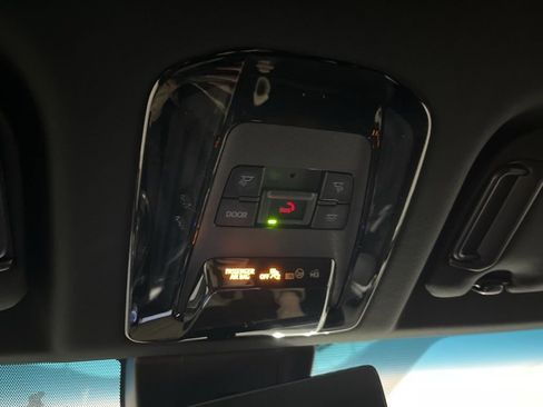 Used 2022 Toyota Venza Limited image 73