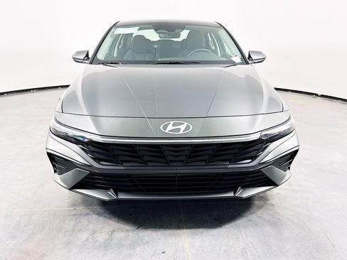 Certified 2025 Hyundai Elantra SE image 2