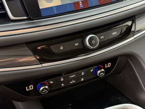 Used 2018 Buick Enclave Essence image 22