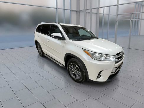 Used 2017 Toyota Highlander XLE w/ Protection Package #3 image 2