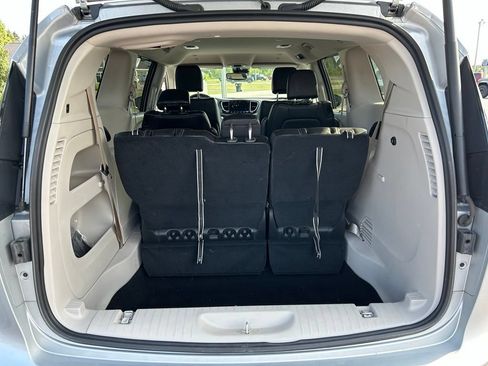 Used 2023 Chrysler Pacifica Touring-L AWD/4WD image 19