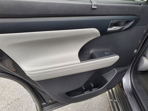 Used 2023 Toyota Highlander XLE image 16