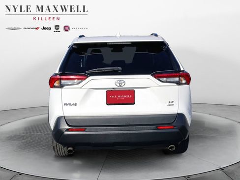 Used 2021 Toyota RAV4 LE AWD/4WD image 15