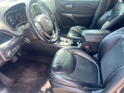 Used 2019 Jeep Cherokee Latitude Plus w/ Comfort/Convenience Group FWD image 13