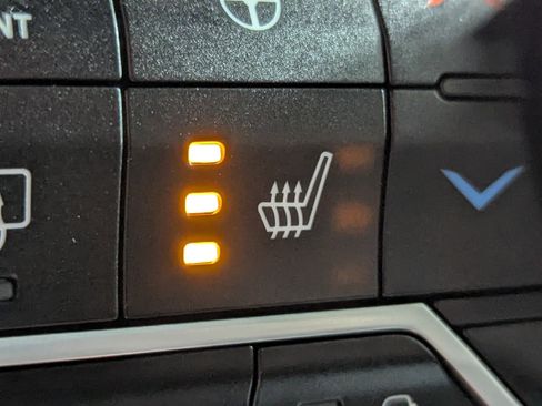 Used 2025 Jeep Wrangler Sahara w/ Safety Group image 19