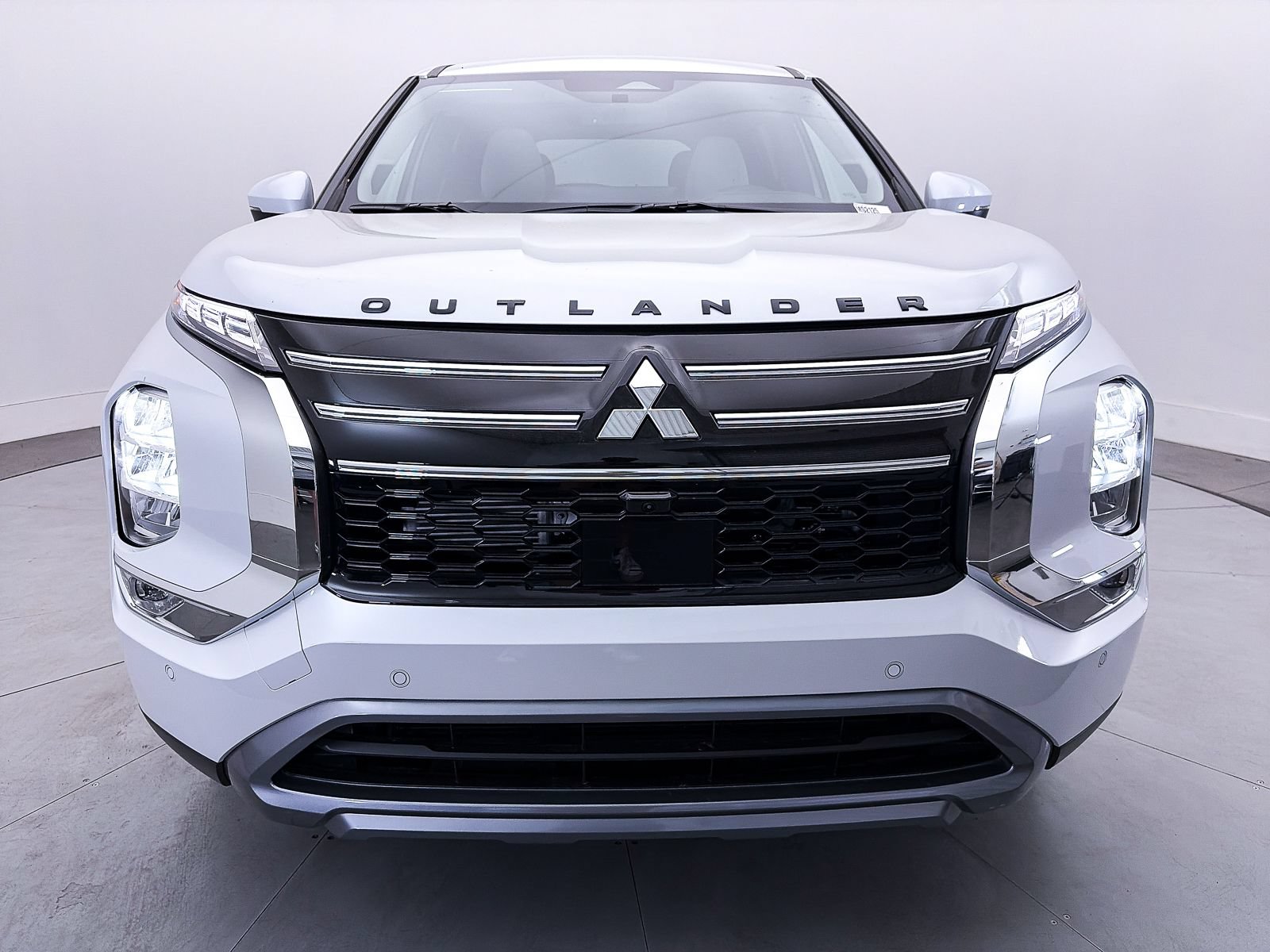 Used 2026 Mitsubishi Outlander SE FWD image 2