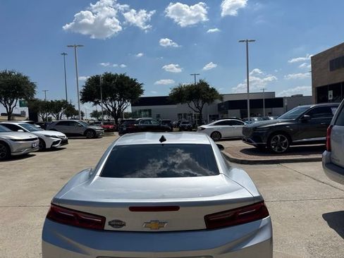 Used 2018 Chevrolet Camaro LT w/ Technology Package RWD image 9