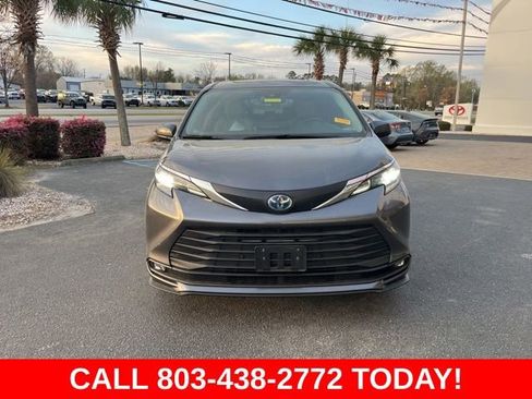 Used 2025 Toyota Sienna XLE FWD image 36