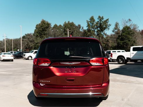 Used 2018 Chrysler Pacifica Touring-L image 3