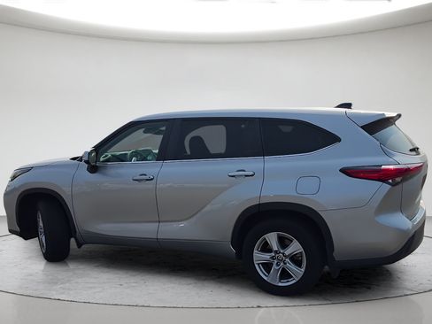 Used 2023 Toyota Highlander LE AWD/4WD image 10