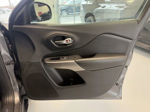 Used 2019 Jeep Cherokee Limited AWD/4WD image 24