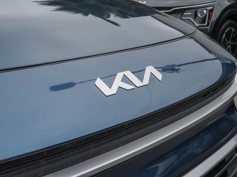 Certified 2025 Kia Niro EX FWD image 7